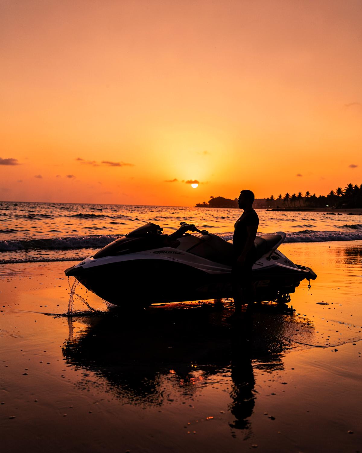 Jet ski ao pôr do sol na praia em Porto Seguro, Bahia